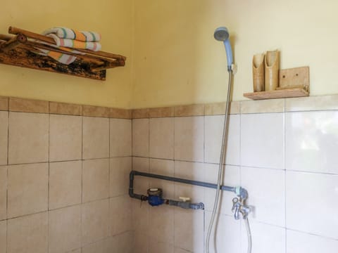 Standard Room | Bathroom | Shower, free toiletries, towels