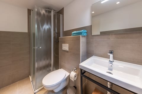 Superior Double Room | Bathroom | Shower, free toiletries, towels