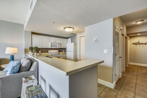 Condo, 2 Bedrooms (1411 - T1) | Private kitchen | Fridge, microwave, oven, stovetop