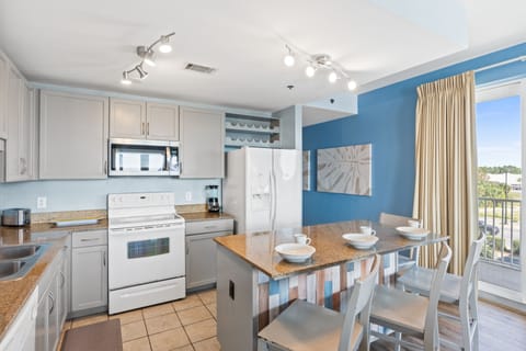 Condo, 3 Bedrooms, Lake View (238) | Private kitchen | Full-size fridge, oven, coffee/tea maker, cookware/dishes/utensils