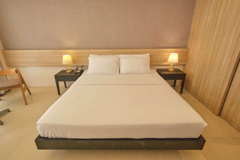 Premiere Deluxe - 1 King Bed | In-room safe, desk, iron/ironing board, free WiFi