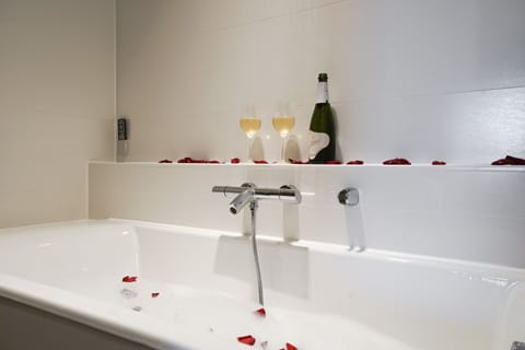 Deluxe Suite, Terrace (With infrared cabin) | Bathroom | Shower, rainfall showerhead, free toiletries, hair dryer