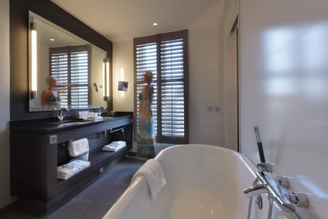 Shower, rainfall showerhead, free toiletries, hair dryer