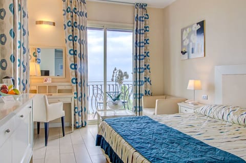 Superior Double Room, Balcony, Sea View | Minibar, in-room safe, desk, bed sheets