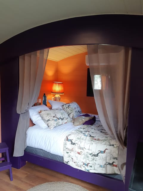 Chambre 05 Marius La Roulotte | Premium bedding, individually decorated, free WiFi, bed sheets