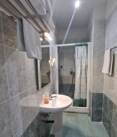 Rainfall showerhead, hair dryer, towels