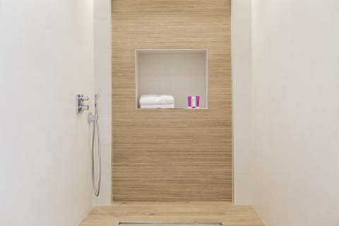 Twin Room (Accesible) | Bathroom | Shower, rainfall showerhead, free toiletries, hair dryer