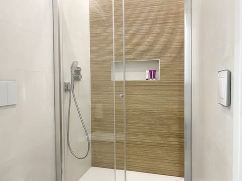 Standard Twin Room | Bathroom | Shower, rainfall showerhead, free toiletries, hair dryer