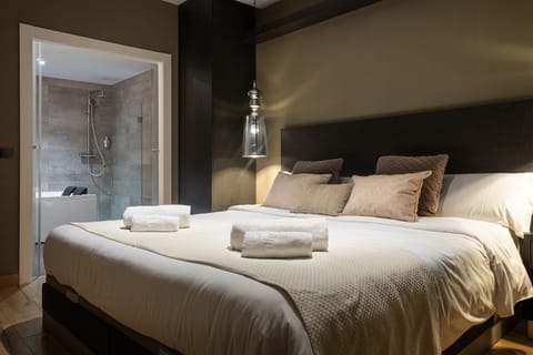 Premium Suite | Free WiFi, bed sheets