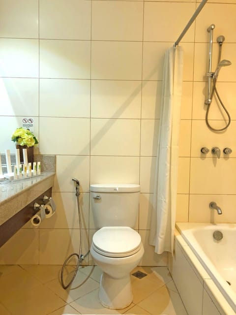 Shower, rainfall showerhead, free toiletries, hair dryer