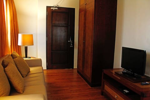 Premier Suite | Minibar, in-room safe, desk, free WiFi