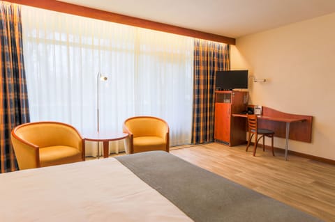 Comfort Double Room | In-room safe, desk, blackout drapes, iron/ironing board