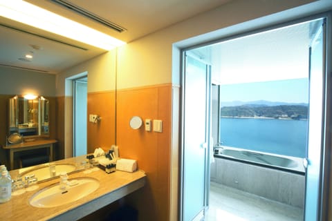 [G7 Suite] Non Smoking Suite Room | Bathroom | Combined shower/tub, free toiletries, hair dryer, slippers