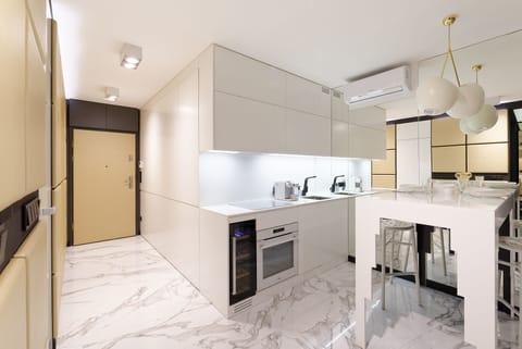 Superior Apartment | Private kitchen | Fridge, microwave, oven, stovetop