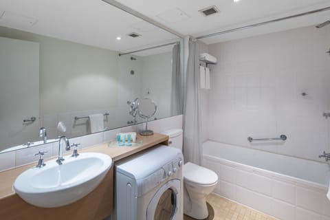 Executive Studio with Balcony | Bathroom | Combined shower/tub, free toiletries, hair dryer, towels