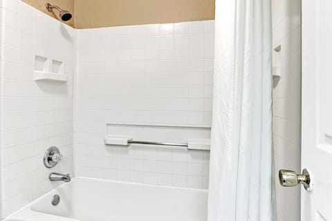 Combined shower/tub, free toiletries, hair dryer, towels