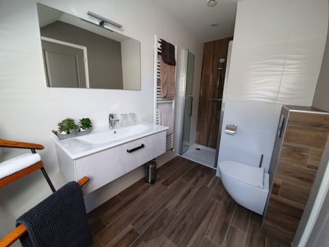 Traditional Double Room, Garden View (Glycine) | Bathroom