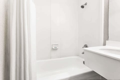 Combined shower/tub, free toiletries, hair dryer, towels