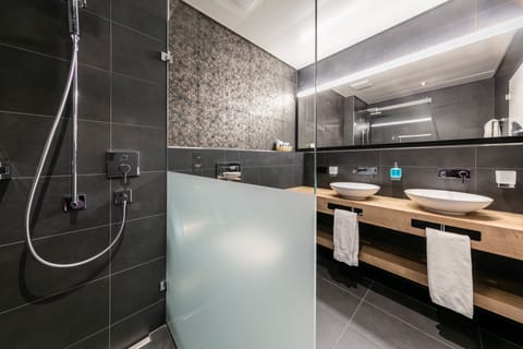 Suite, Air Condition | Bathroom | Shower, hair dryer, towels