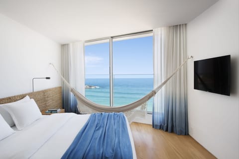 Grand Room, Ocean View | Minibar, in-room safe, blackout drapes, soundproofing