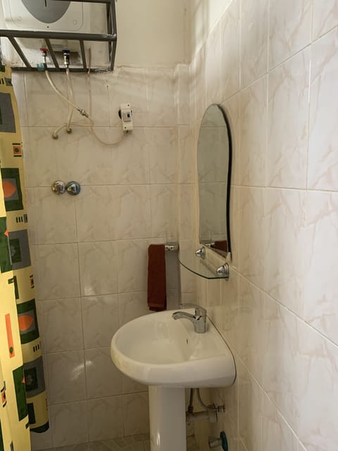 Shower, rainfall showerhead, free toiletries, towels