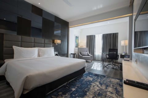 Deluxe Room, 1 King Bed, Non Smoking | Premium bedding, minibar, in-room safe, desk