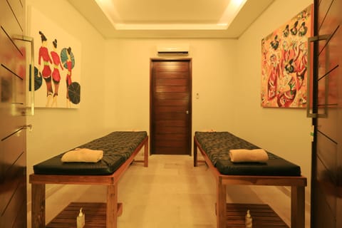 Couples treatment rooms, spa tub, body treatments, aromatherapy