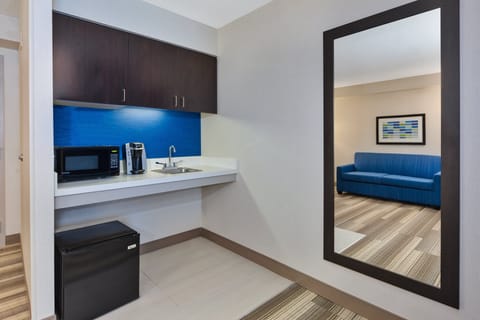 Suite, 1 King Bed, Accessible (Communications, Accessible Tub) | Room amenity