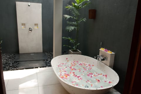 Couples treatment rooms, spa tub, body treatments, aromatherapy