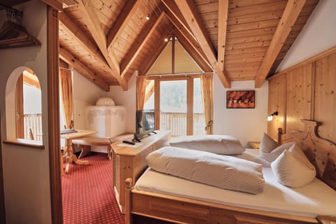 Double Room (Edelweis) | Hypo-allergenic bedding, in-room safe, desk, free cribs/infant beds