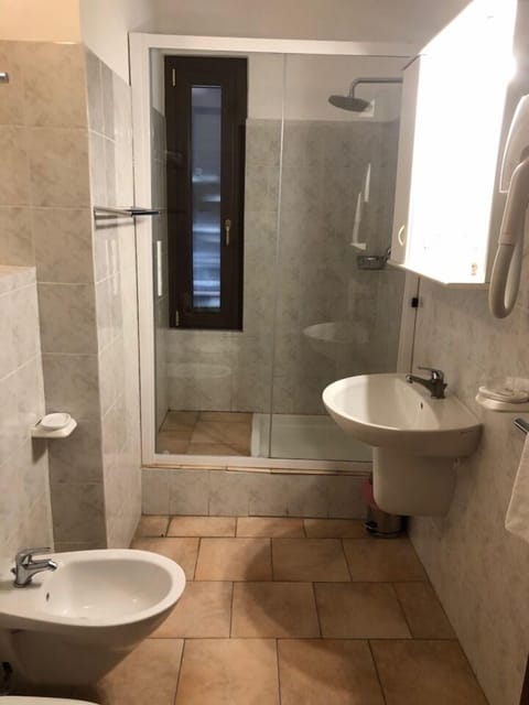 Economy Double or Twin Room | Bathroom | Shower, bidet, towels