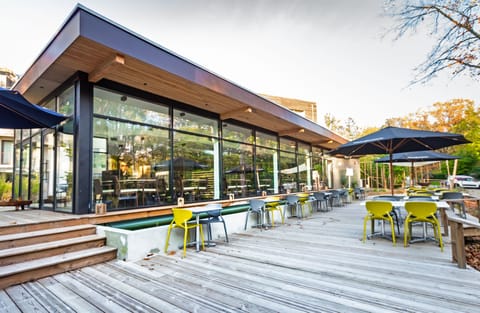 Breakfast and dinner served