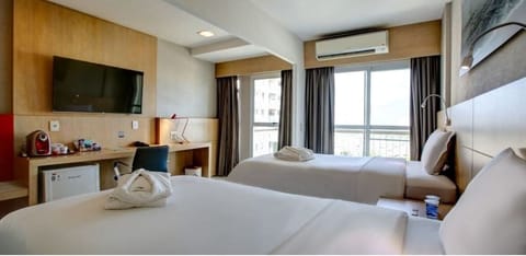 Executive Twin Room, 2 Twin Beds, Non Smoking | Hypo-allergenic bedding, minibar, in-room safe, desk
