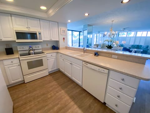 Deluxe Condo, 2 Bedrooms, 2 Bathrooms (Waterfront) | Private kitchen | Full-size fridge, microwave, oven, stovetop