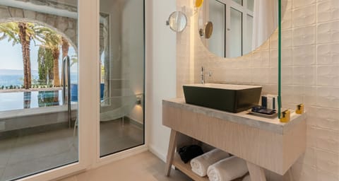 Deluxe Junior Suite, Swim-up Pool | Bathroom | Shower, rainfall showerhead, free toiletries, hair dryer