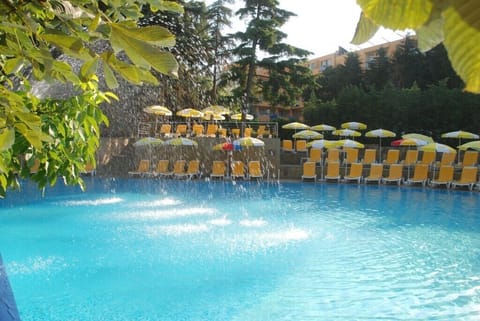 Seasonal outdoor pool, pool umbrellas, sun loungers