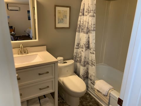 Executive Room, 2 Queen Beds, Balcony, Beach View (204) | Bathroom | Combined shower/tub, free toiletries, hair dryer, towels