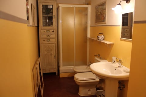 Superior Double Room (La Pretoria) | Bathroom | Shower, designer toiletries, hair dryer, bidet