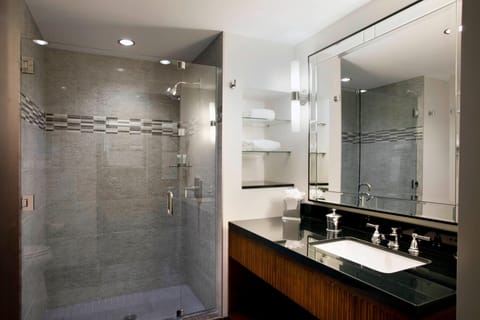 Executive Room, 1 King Bed | Bathroom | Designer toiletries, hair dryer, bathrobes, towels