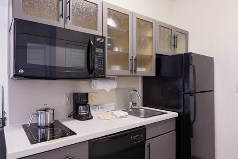 Full-size fridge, microwave, stovetop, dishwasher