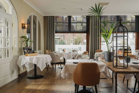 2 restaurants, breakfast, lunch, dinner served; international cuisine