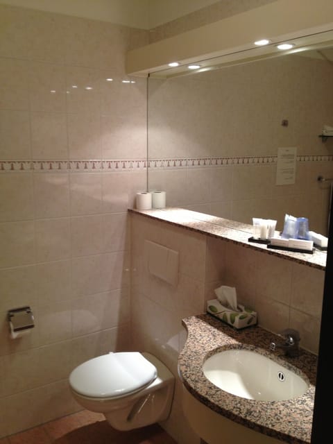 Double Room | Bathroom | Combined shower/tub, free toiletries, hair dryer, towels