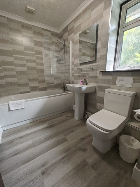 Standard Double Room, 1 Double Bed, Non Smoking, Ensuite | Bathroom | Combined shower/tub, free toiletries, hair dryer, towels