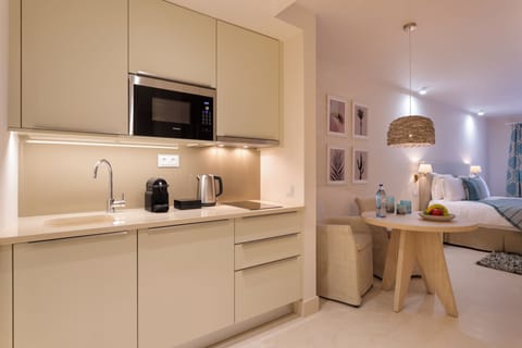 Studio (Outside Resort) | Private kitchen | Espresso maker, coffee/tea maker, electric kettle