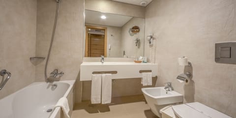 Combined shower/tub, deep soaking tub, free toiletries, hair dryer