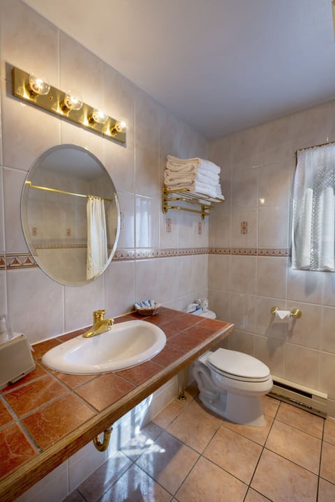 Deluxe Suite, 2 Bedrooms | Bathroom | Combined shower/tub, free toiletries, hair dryer, towels