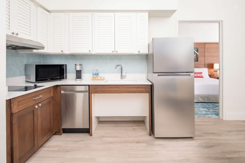 Full-size fridge, microwave, stovetop, dishwasher