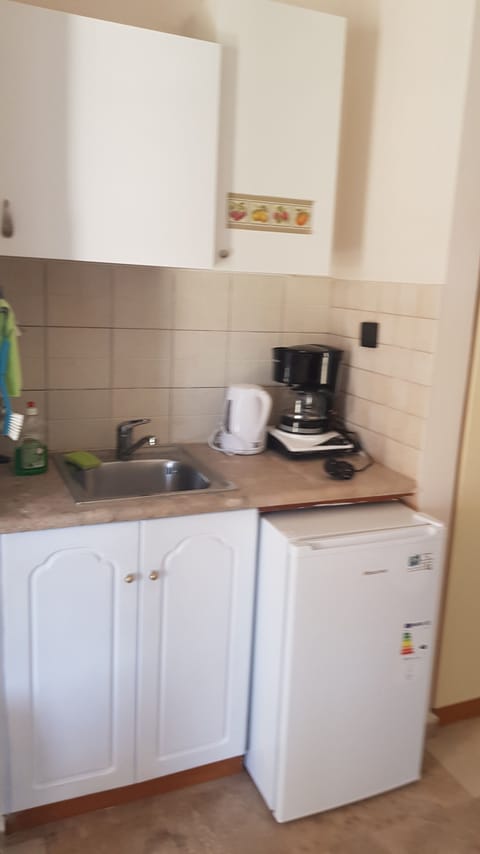 Fridge, stovetop, coffee/tea maker, electric kettle