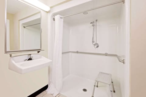 Room, Accessible | Bathroom | Free toiletries, hair dryer, towels