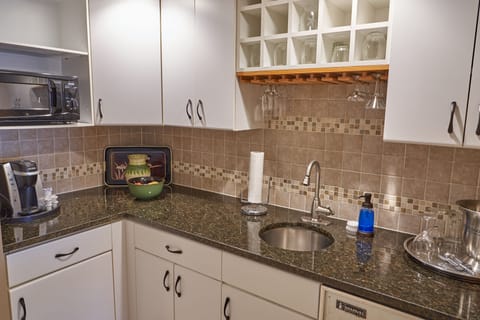 Deluxe Suite | Private kitchen | Fridge, microwave, coffee/tea maker